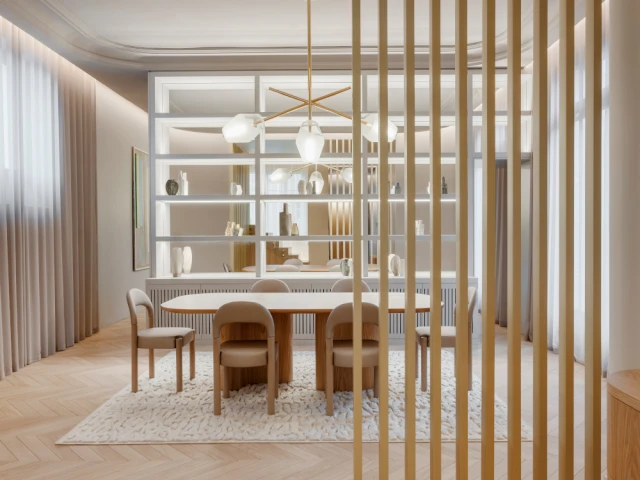 Une salle à manger avec bibliothèque