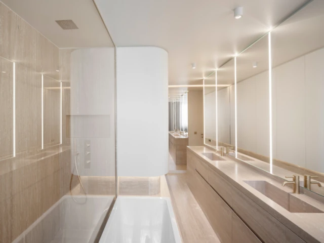 La salle de bain et sa double vasque de plus de trois mètres de long 