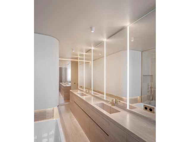 Un miroir avec des bandeaux LED dans la salle de bain