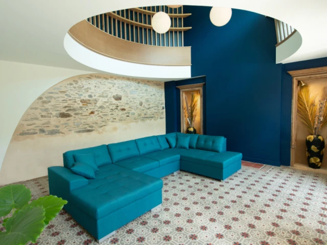 Un salon lumineux et chaleureux