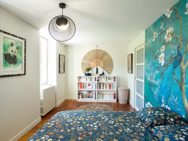 Une chambre avec un papier peint panoramique