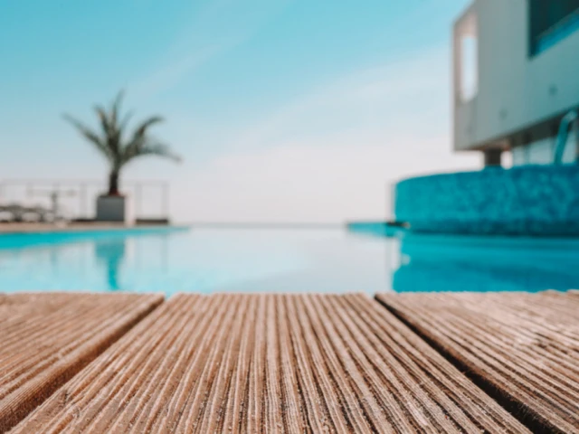 Sécurité, confort, esthétique et budget : plusieurs critères doivent être pris en compte pour aménager les abords de sa piscine