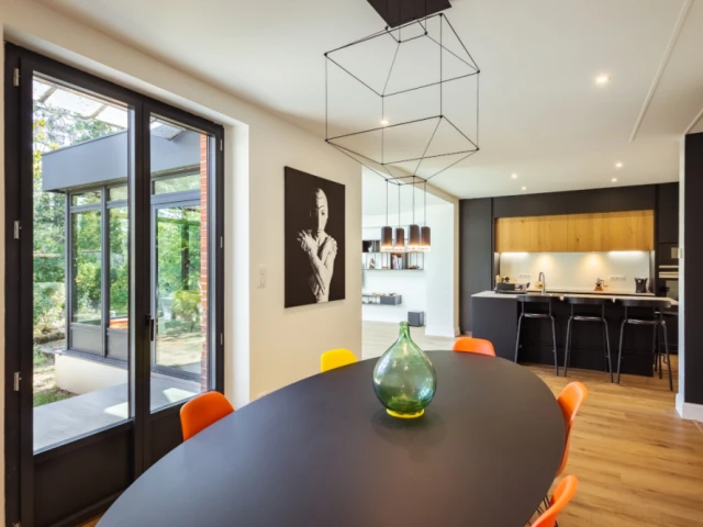 Une salle à manger ouverte sur la cuisine