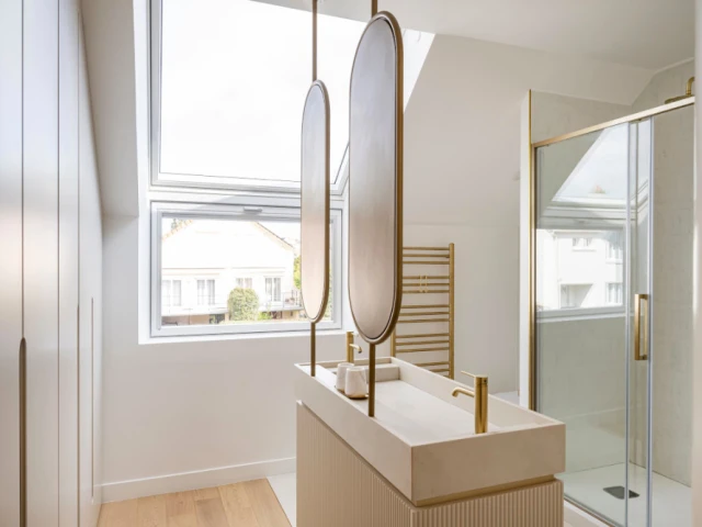 Une élégante salle de bain pour les parents