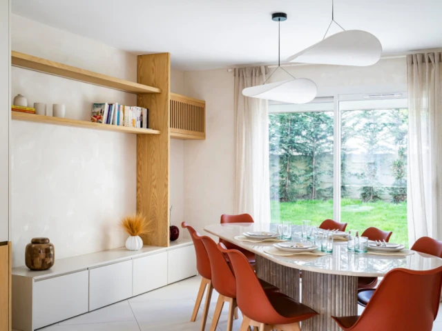 Une spacieuse salle à manger