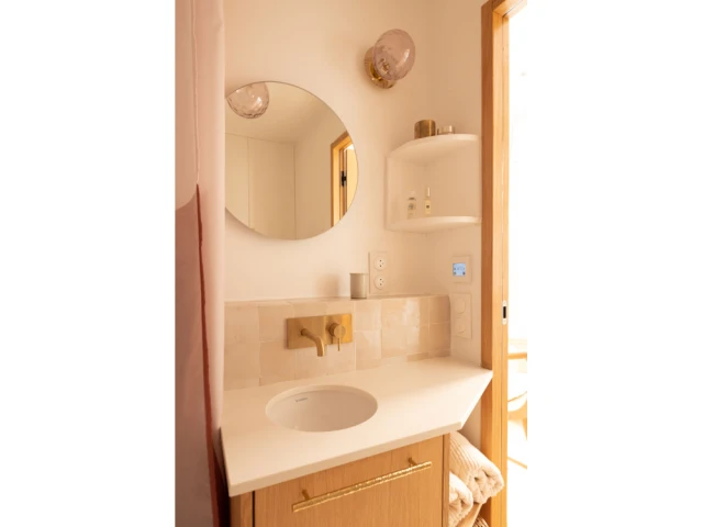 Une vasque profonde et un meuble sur mesure