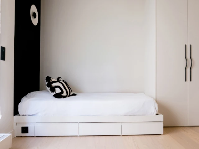 Après : Une chambre à l'épure toute minimaliste