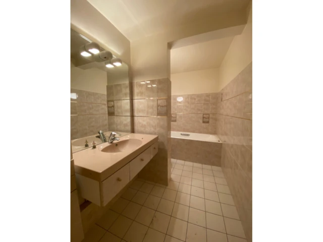 Avant : Une grande salle de bain figée dans le temps