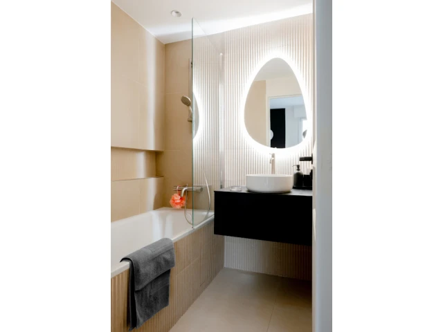 Après : Une salle de bain qui joue sur les textures