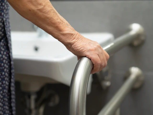 Avec l'âge ou un handicap, adapter son logement devient essentiel pour garantir autonomie et sécurité