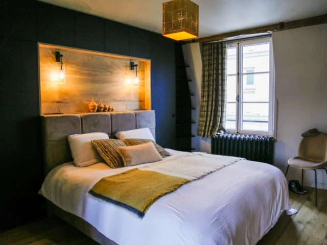 Après : Une chambre chaleureuse où le bois prédomine