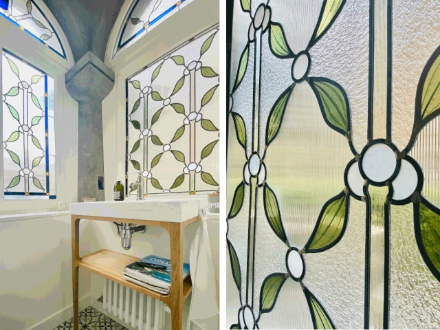 Un cabinet de toilette tout en vitraux
