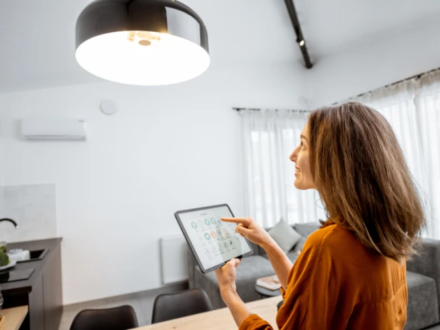 Installer un éclairage connecté chez soi présente de nombreux avantages