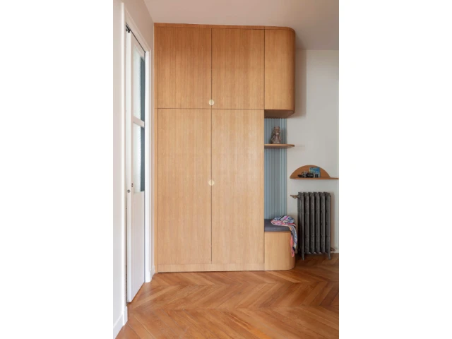 Une grande entrée avec rangements