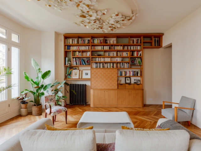 Un salon avec une bibliothèque sur mesure