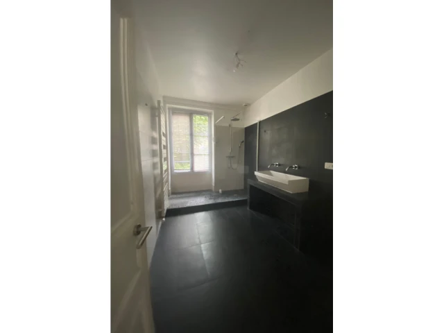 Avant : Une grande salle de bain peu optimisée