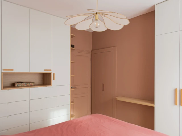 Après : Une chambre parentale avec de multiples rangements 