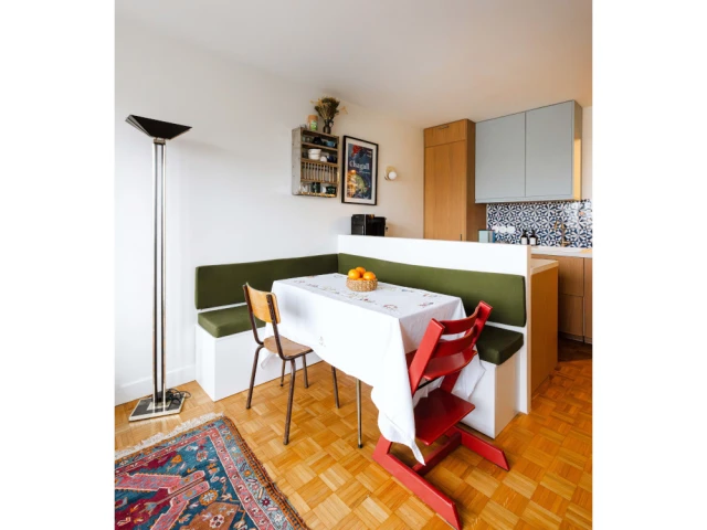 Une salle à manger avec banquette