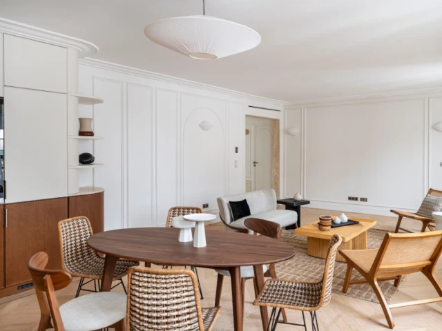 Des moulures dans la salle à manger et le salon