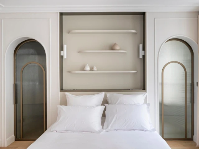Une chambre aux allures de suite d'hôtel