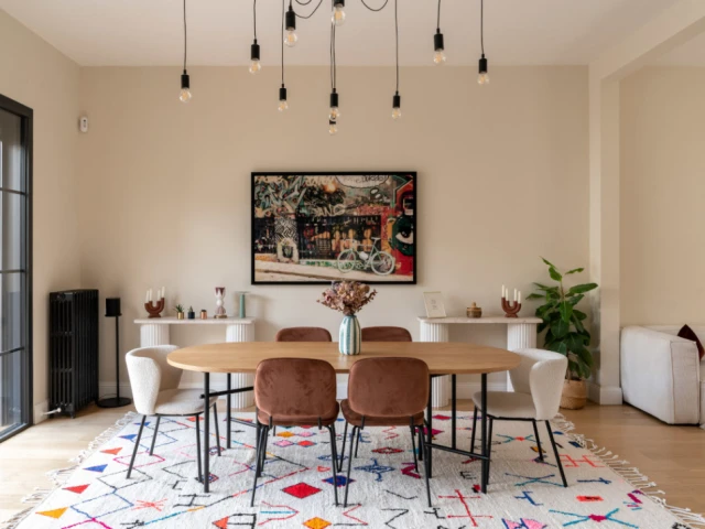 Une salle à manger donnant sur le jardin