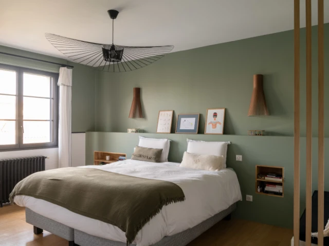 La chambre parentale et sa tête de lit de 5 mètres de long