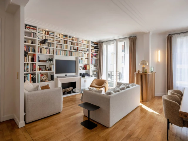 Le salon et sa bibliothèque de plus de 4 mètres de long