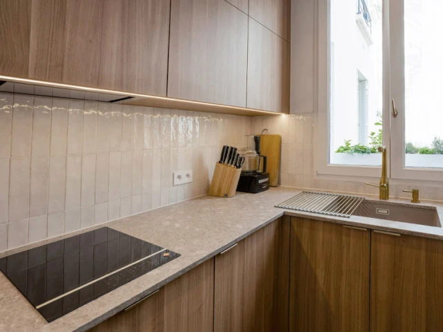 Une cuisine en bois et tons clairs