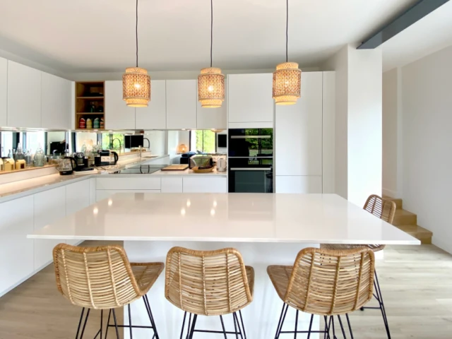 La cuisine avec sa crédence en miroir