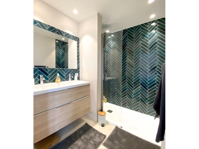 Une salle d'eau petite mais fonctionnelle