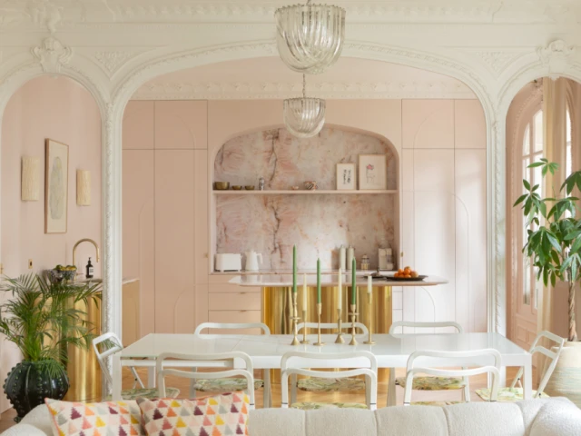 Dans cet appartement haussmannien, l'architecte d'intérieur Charlotte Féquet a transformé une partie du séjour en une cuisine aux allures de boudoir