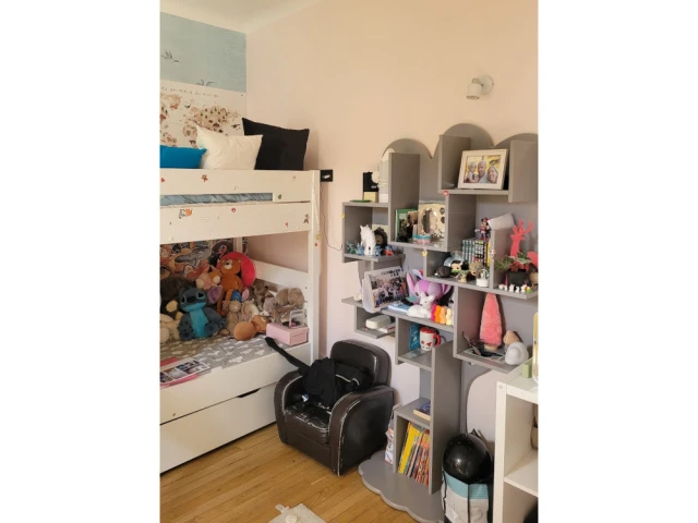 Avant : Un lit superposé et une accumulation de meubles