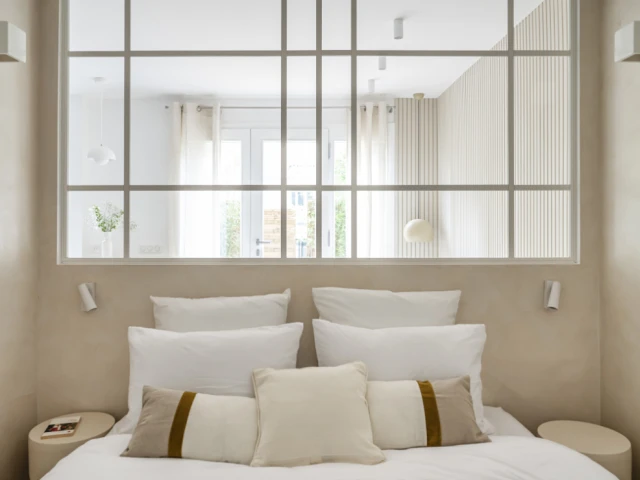 Une chambre minimaliste et chaleureuse