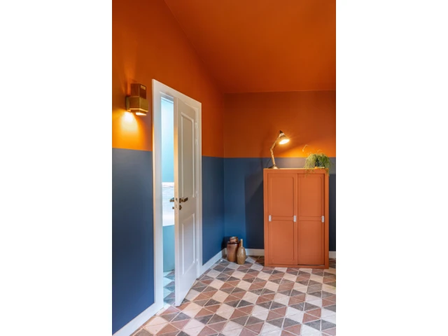 Une tomette graphique tricolore