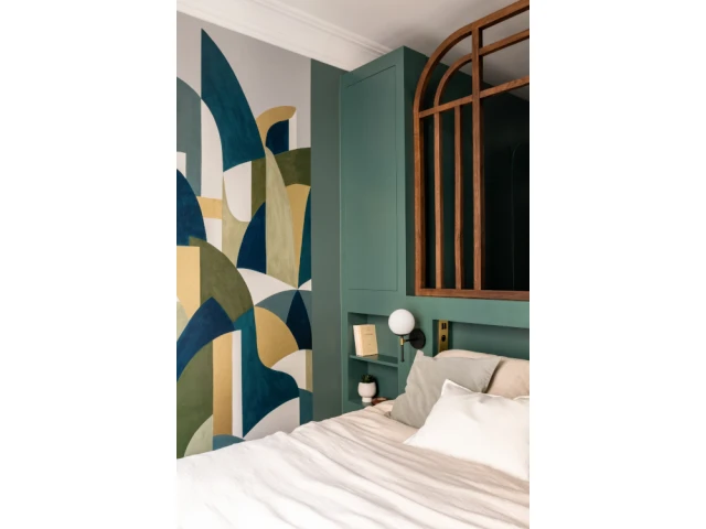 Zoom sur la papier peint de la chambre