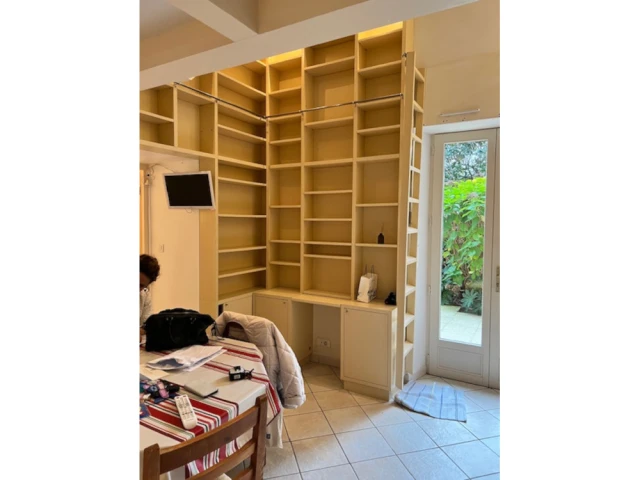 Avant : Une bibliothèque terne