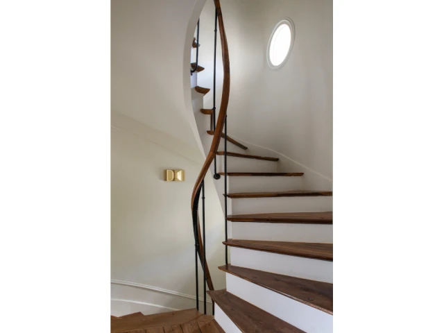 L'escalier d'origine remis au go&ucirc;t du jour