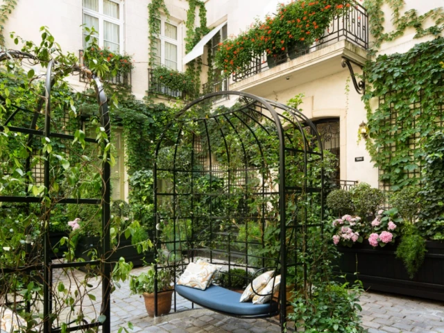 La cour du Relais Christine propose un havre de relaxation au c&oelig;ur de Paris 