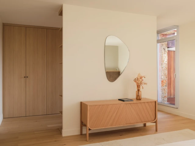 La partie dressing de la chambre 