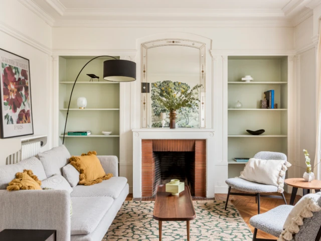 Un salon avec sa cheminée de briques rouges