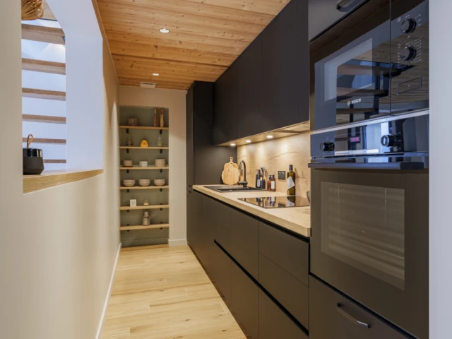 Une cuisine graphique et semi-ouverte - La cuisine après les travaux 