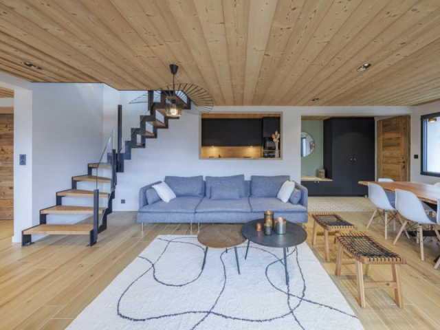 Une décoration sobre et chaleureuse - Le salon après les travaux 