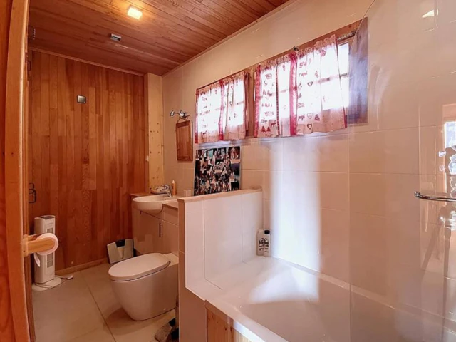 L'une des salles de bain avant les travaux 