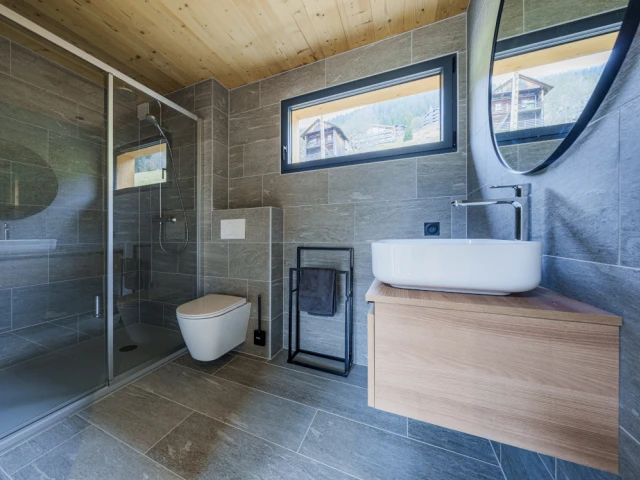 L'une des salles de bain après les travaux 