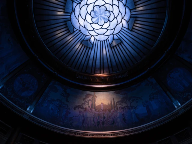 "Shield of Light" : le lustre du Théâtre des Champs-Élysées - Le lustre du Théâtre des Champs-Élysées 