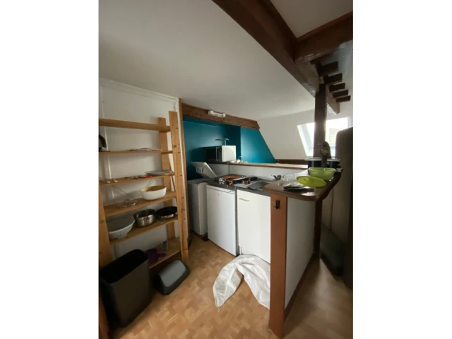 Avant : une kitchenette sommaire et peu fonctionnelle