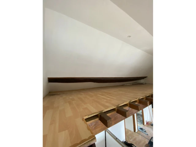 Avant : une chambre en mezzanine inconfortable et peu s&eacute;curis&eacute;e