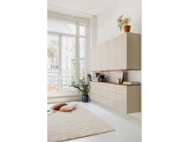 L'alliance du blanc cass&eacute; et du noyer 