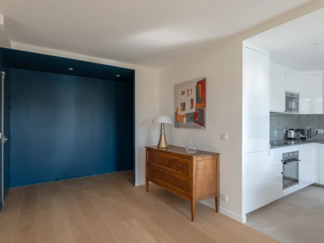 L'entr&eacute;e et la cuisine d&eacute;cloisonn&eacute;e 