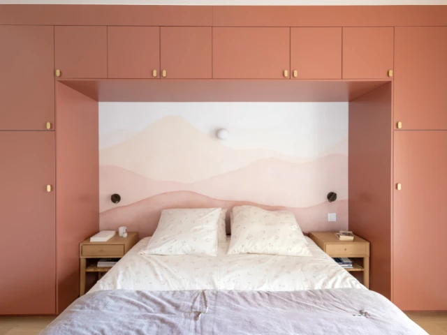 Un papier peint tout en douceur en t&ecirc;te de lit - La nouvelle chambre 